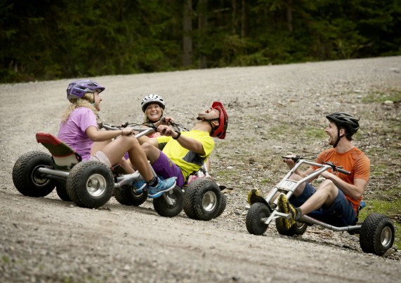 Freunde beim Mountaincartfahren im Urlaub in Flachau © TVB Flachau 