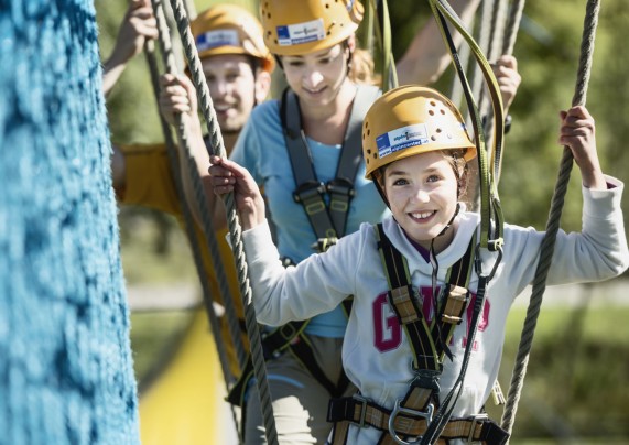 Familie beim Klettern im Hochseilgarten am Badesee Flachauwinkl © TVB Flachau 