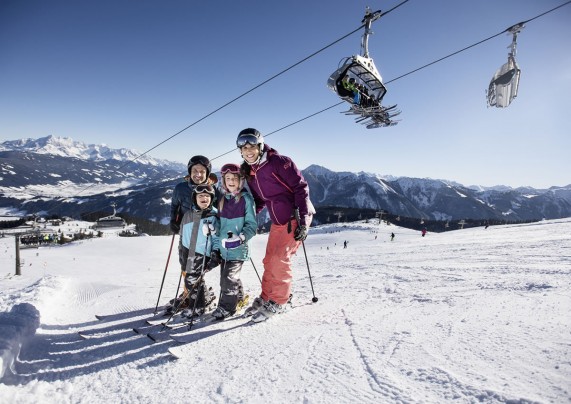 Familie beim Skiurlaub in Flachau © TVB Flachau 